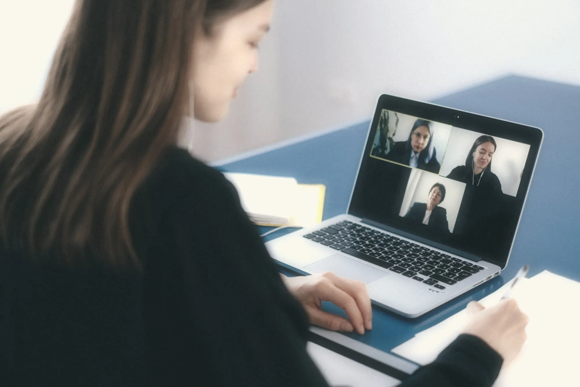 Een verkoper in een videocall met drie kopers